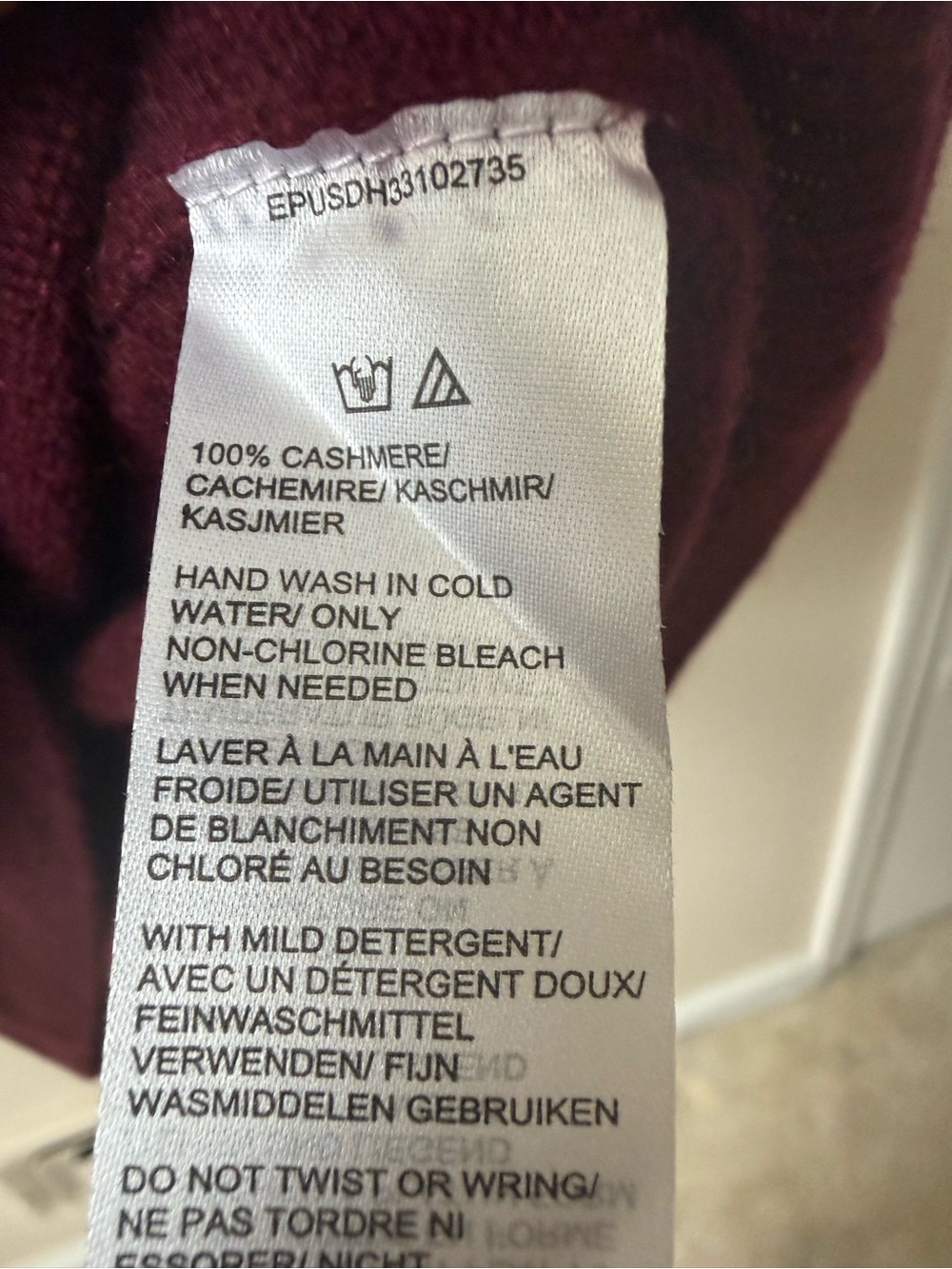 Saks Fifth Avenue Men’s 100% Cashmere V-Neck Sweater Burgundy M - Picture 4 of 4